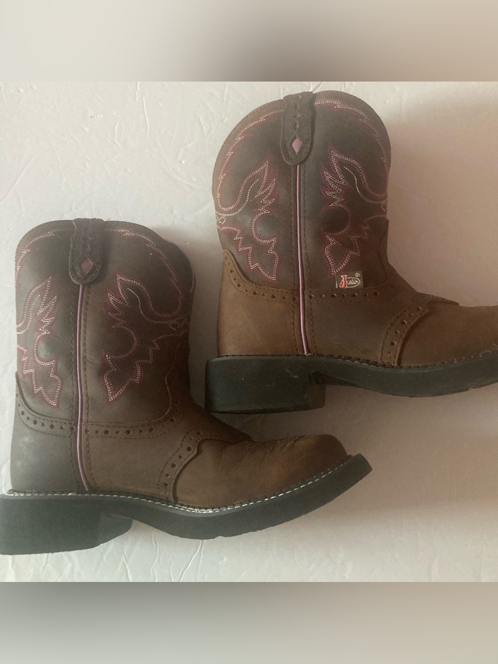 Justin Ladies SZ 7B Brown Leather Western Boots with Prominent Pink Stitching - Picture 4 of 15